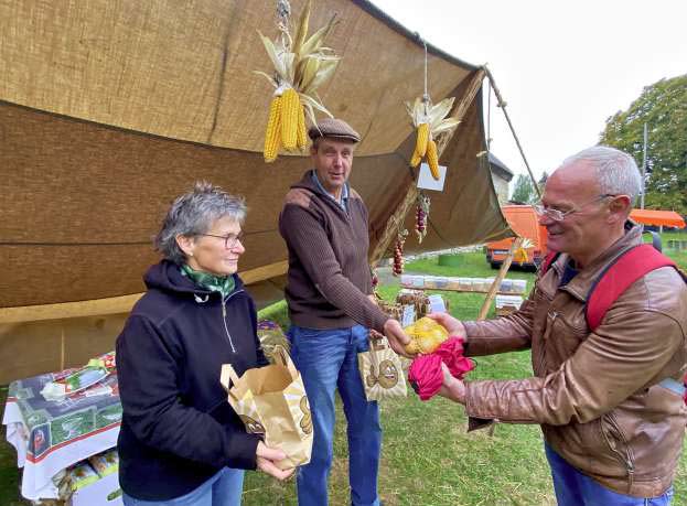 MZ-Artikel vom 04.10.2022: Veranstalter reagieren auf verregnetes Wetter und verlegen Teile des Marktes in den Grimschlebener Schafstall – was gut bei den Besuchern angekommen ist.